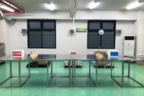 作業テーブルとLED照明器具の画像